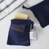 filet à savon de couleur bleu marine en coton oeko-tex bio, avec cordelette, avec savons m à l'intérieur