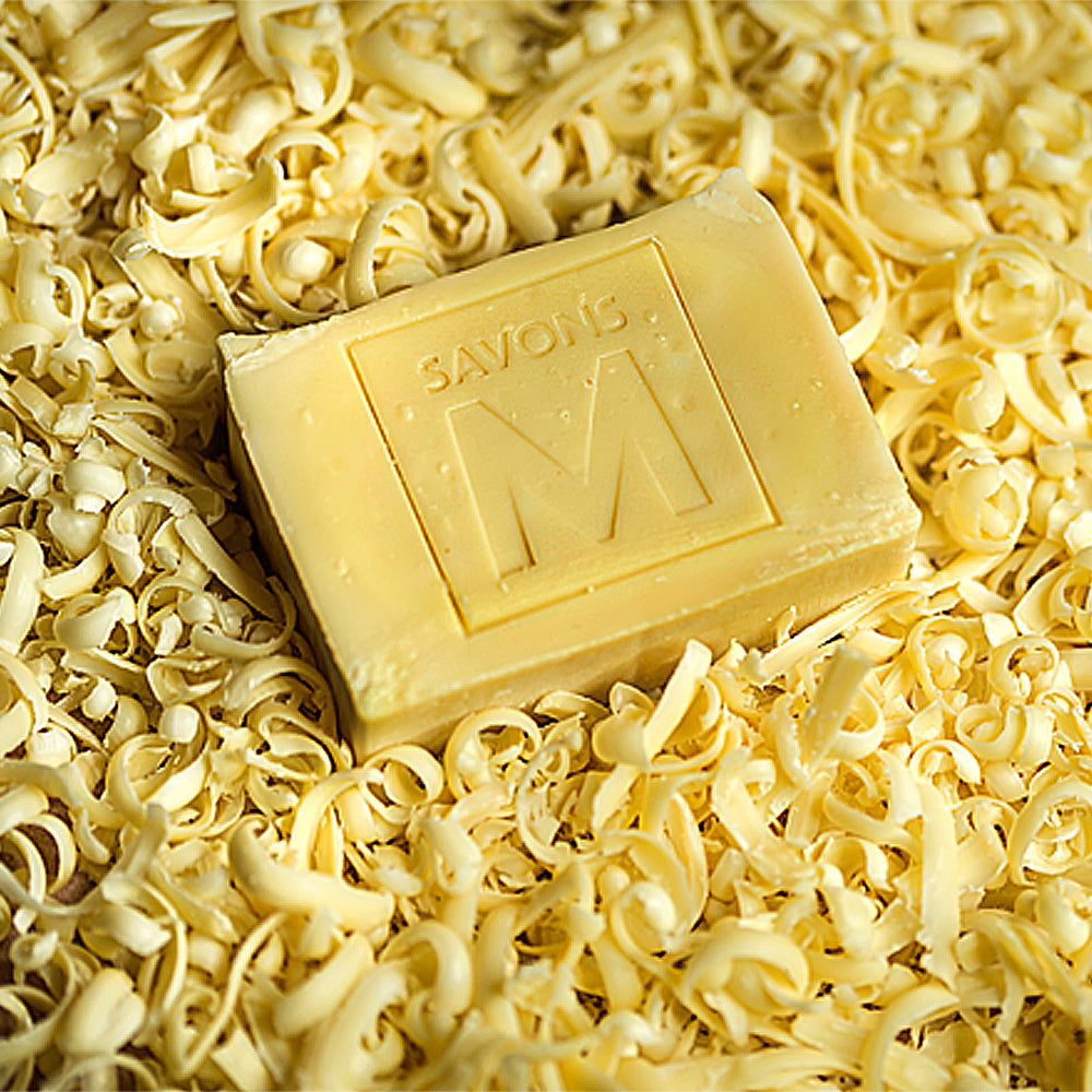 savon de castille estampillé savons m sur lit de copeaux