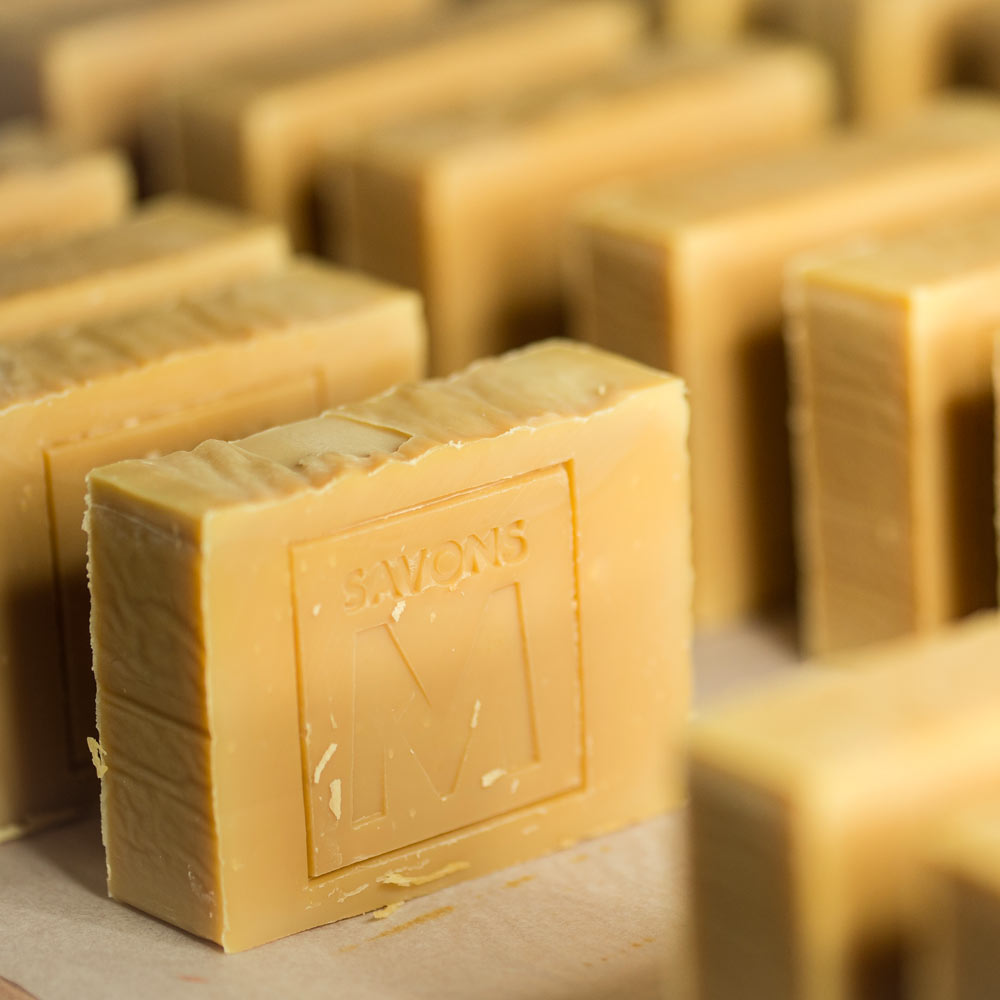 savons au miel estampillé savons m sur étagère de séchage